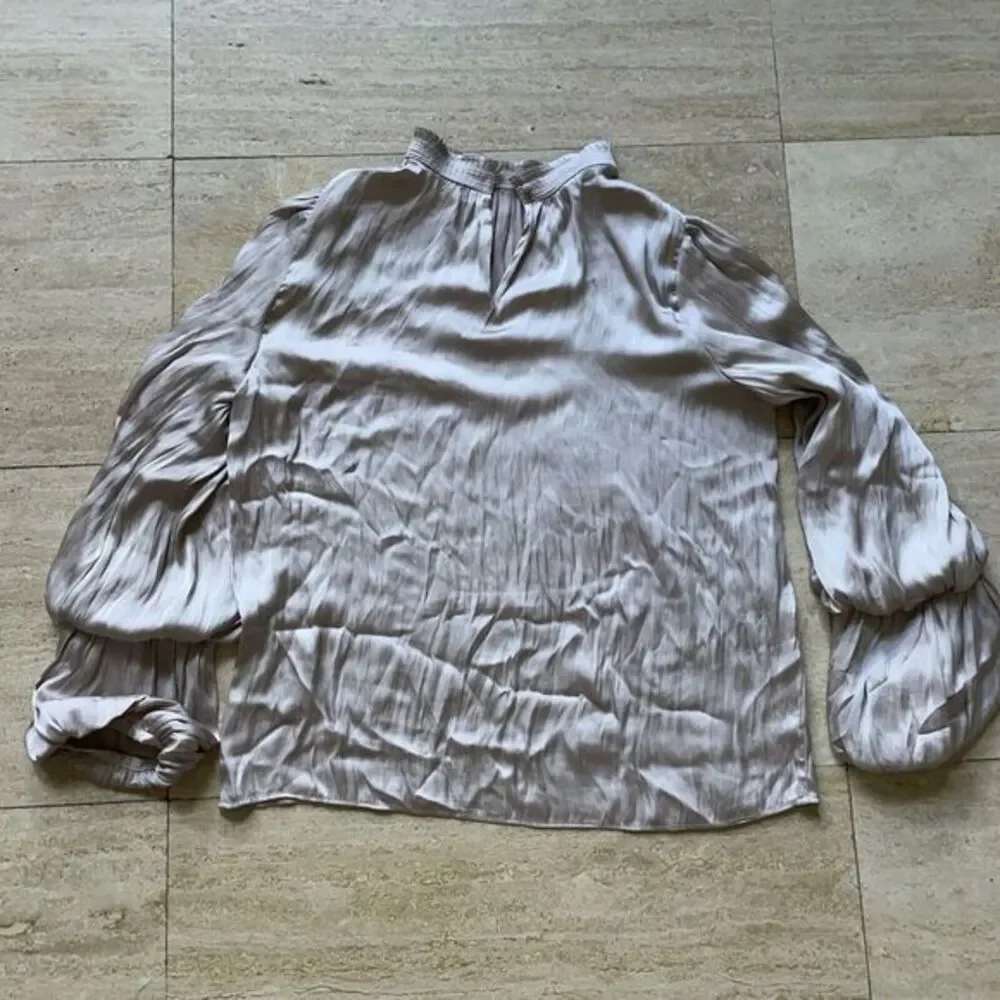 Carmen‎ Marc Valvo Uptownie Lite Blouse Beige with Bell Sleeves Size L - Picture 6 of 7